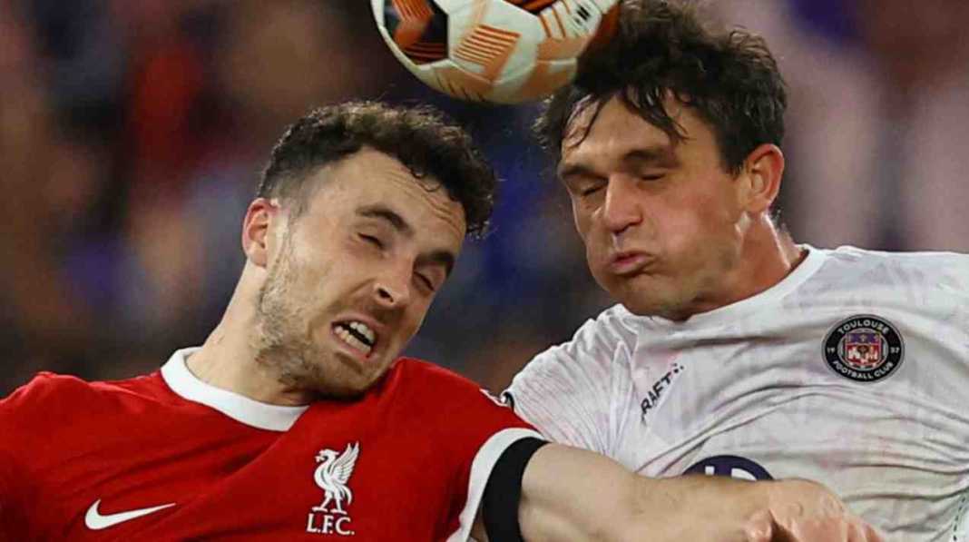 Diogo Jota berebut bola dengan pemain Toulouse, Liga Europa Musuh Liverpool Nanti Malam Sudah 12 Kali Gawangnya Dibobol