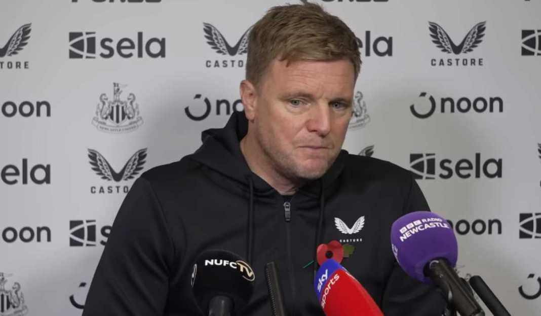Eddie Howe dalam konferensi pers Newcastle United Tim Eddie Howe Incar Kemenangan Pertama di Kandang Manchester United Sejak 2013