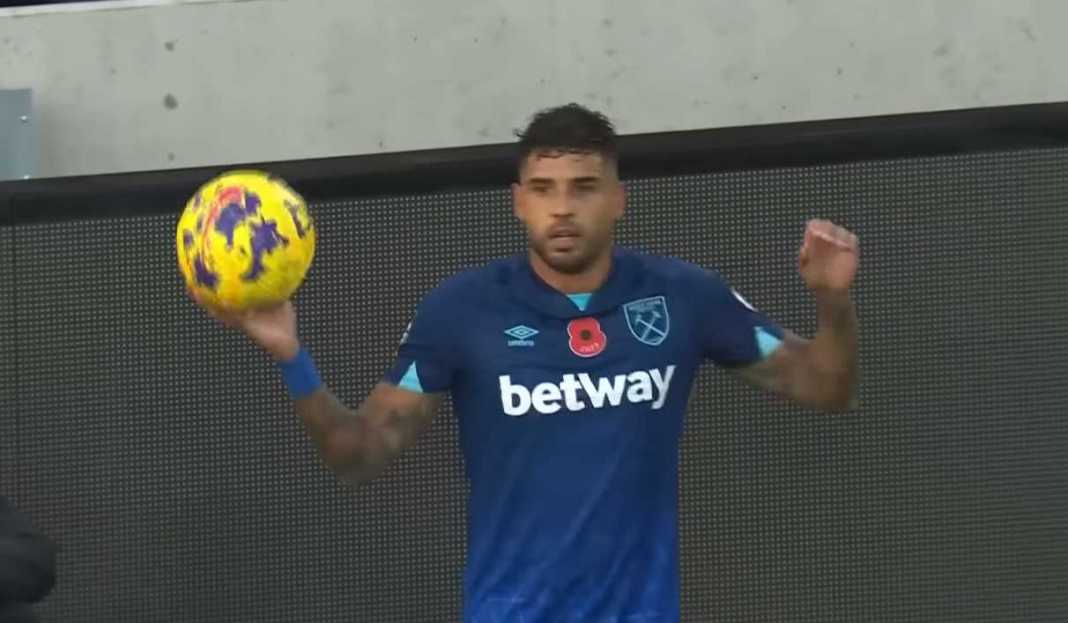 Emerson Palmieri bersiap melakukan lemparan ke dalam West Ham United Tak Terkalahkan di Tujuh Laga Kandang Melawan The Tricky Trees