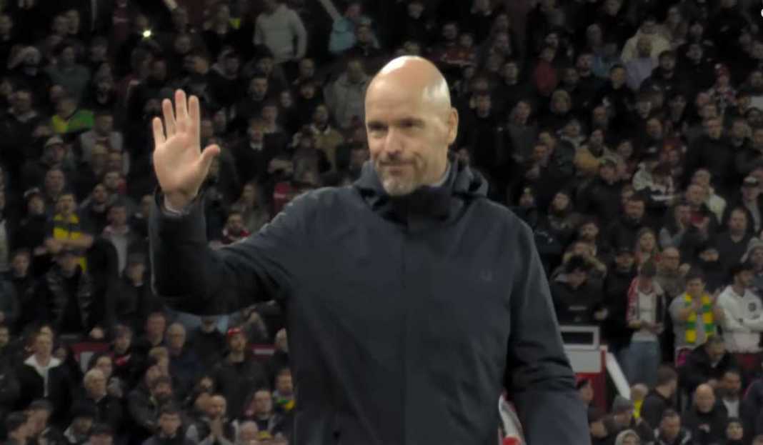 Erik ten Hag memasuki lapangan pertandingan 16 Transfer Masuk, Total Biaya 8 Trilyun, Wajar Sih Ten Hag Dikritik dan Dianggap Gagal!