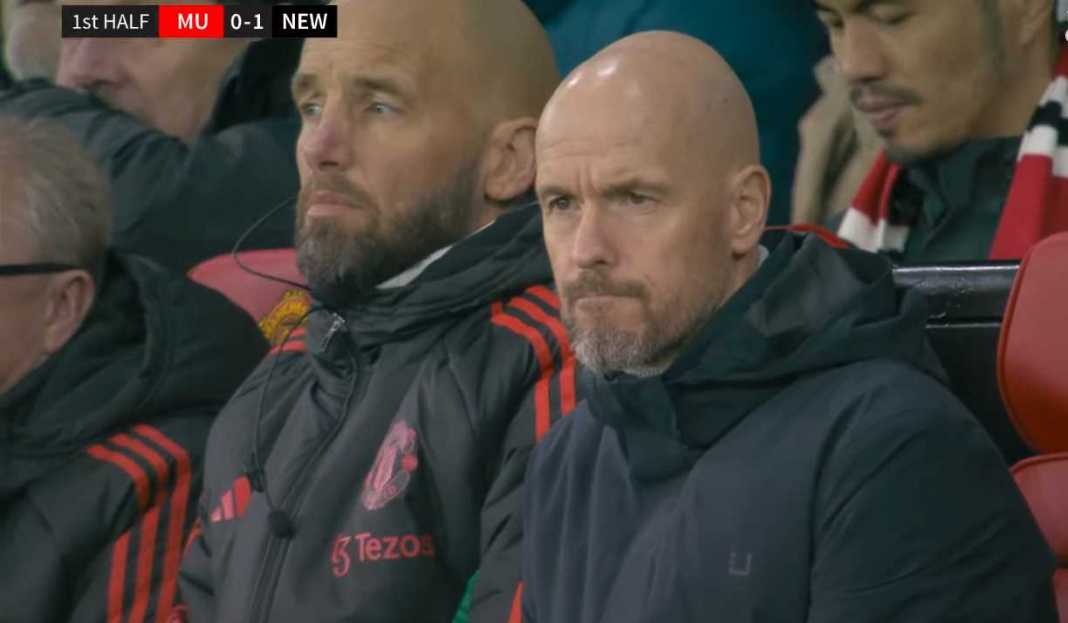 Erik ten Hag pantau pertandingan Manchester United Manchester United Bakal Pecat Erik ten Hag Usai Awal Musim Buruk? Cek Faktanya Di Sini!