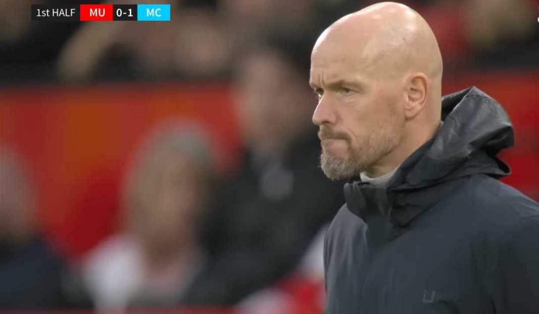 Erik ten hag di pertandingan derby Manchester Manchester United Pikir-Pikir Kalau Mau Pecat Ten Hag, Uang Pesangonnya Tinggi Banget