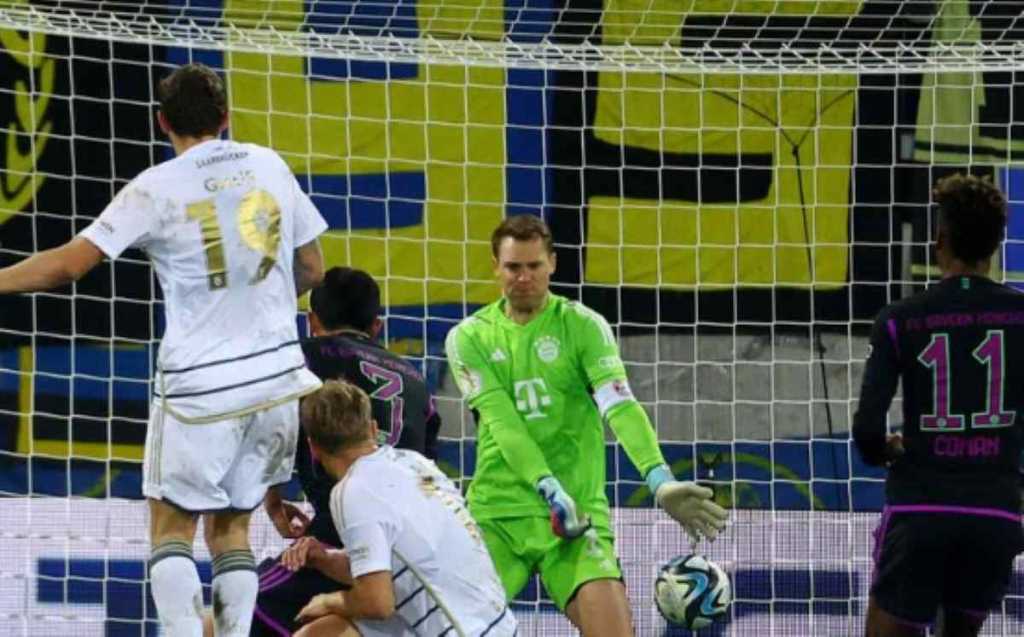 Gawang Manuel Neuer saat dibobol pemain tim divisi tiga Saarbruecken