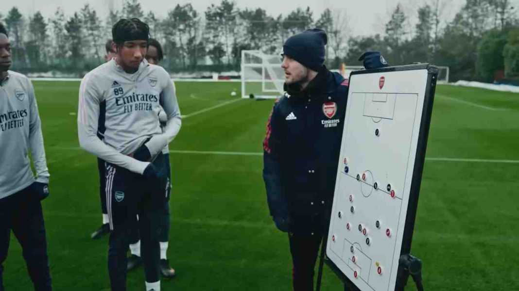 Jack Wilshere menjelaskan taktik untuk anak-anak Arsenal U18 Arsenal di Bawah Arahan Jack Wilshere Salah Stadion 152 Kilometer Jauhnya