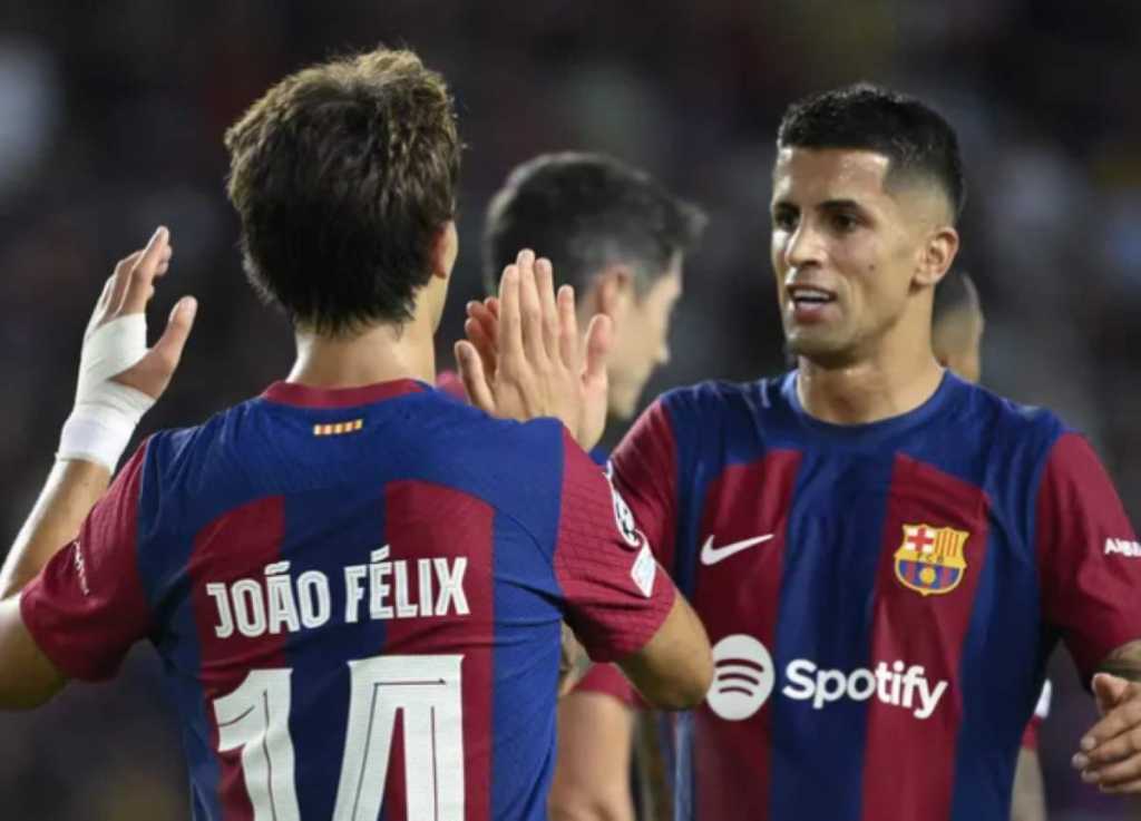 Joao Felix dan Joao Cancelo dalam sebuah laga di Barcelona