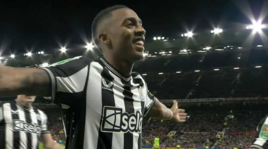 Joe Willock rayakan gol ke gawang Man Utd Hasil Piala Liga Inggris: Lima Pergantian Panik Tak Bisa Tolong Manchester United