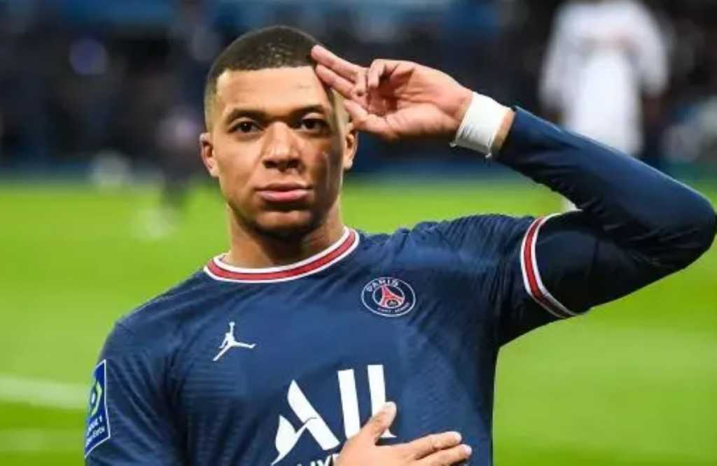 Kylian Mbappe usai mencetak gol untuk PSG