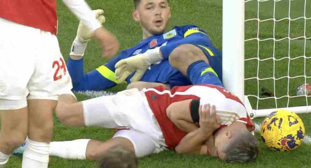 Leandro Trossard cetak gol sembari terjatuh usai dilanggar kiper Burnley Arsenal Kembali ke Jalur Kemenangan dengan Tiga Gol, Salip The Lilywhites