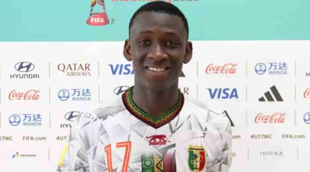 Mamadou Doumbia saat menerima penghargaan pemain terbaik pada laga kontra Uzbekistan Mamadou Doumbia saat menerima penghargaan pemain terbaik pada laga kontra Uzbekistan