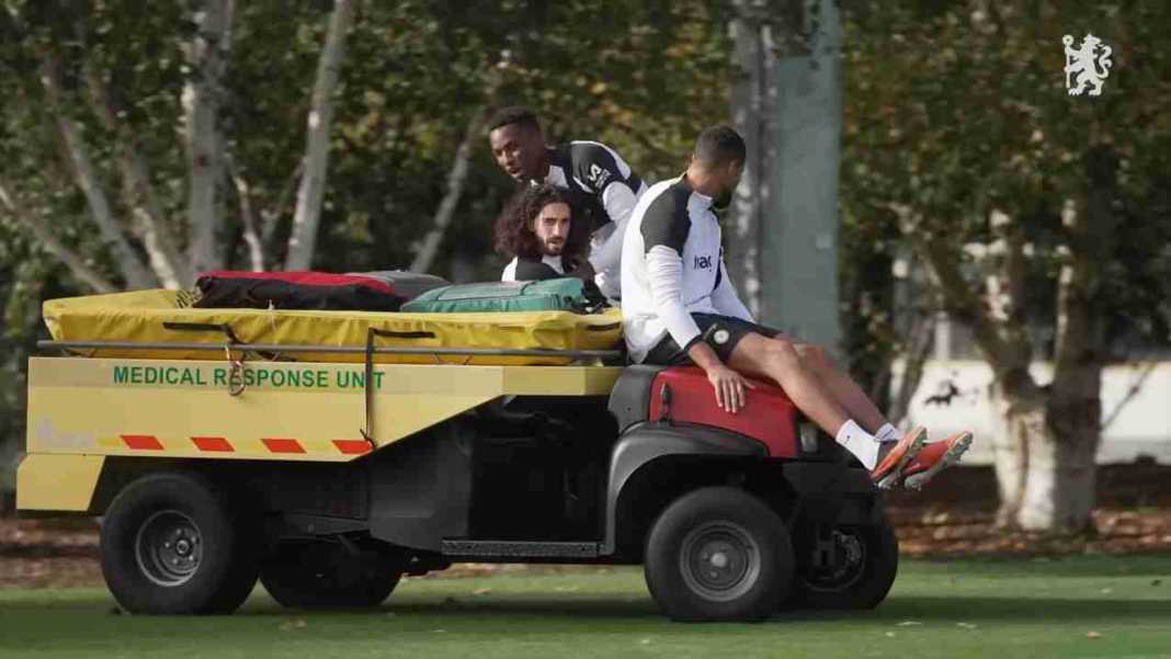 Marc Cucurella mengemudikan mobil medical response unit Chelsea Chelsea Menyeberangi Kota London Tanpa 6 Pemain Cedera, Tiga Meragukan