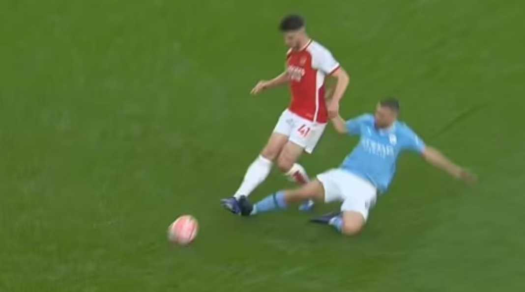 Mateo Kovacic tekel Declan Rice dari arah belakang Arsenal Sudah Seperti Hari Kiamat, Daftarkan Dosa-dosa Wasit Terhadapnya