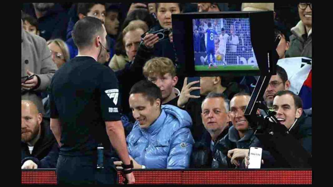 Michael Oliver melihat layar VAR saat laga Spurs vs Chelsea Dikit-dikit VAR, Derby London di Tottenham Seperti Reaksi Keras Wasit Untuk Kritik Terhadap VAR