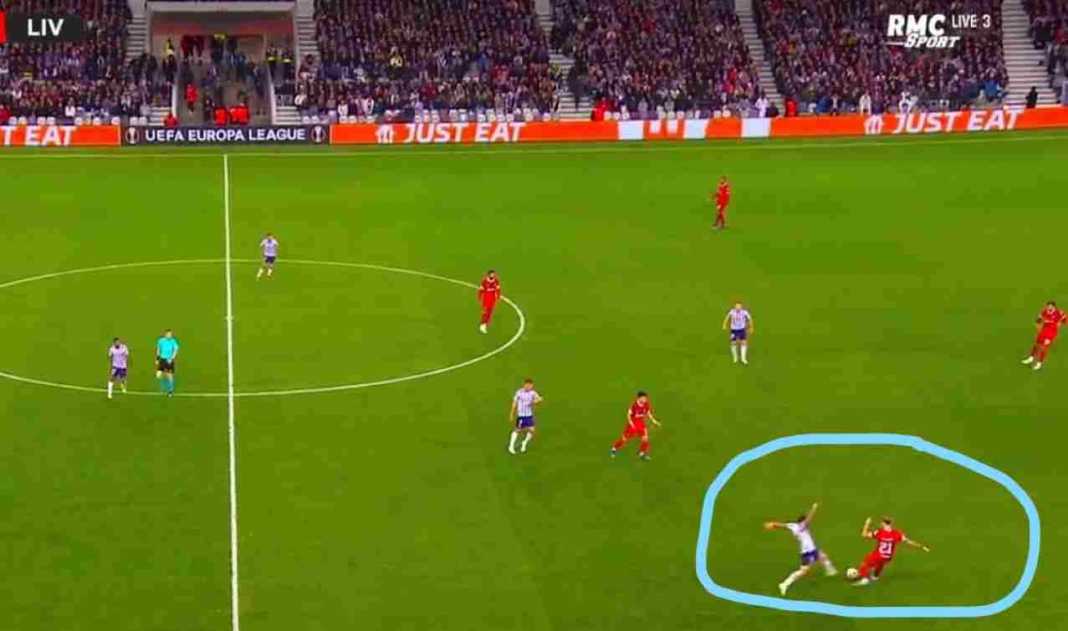 Momen Tsimikas kehilangan bola lawan Toulouse Sikap Sok Tahu Kostas Tsimikas dan Kesalahan Kiper Jadi Penyebab Liverpool Kalah!