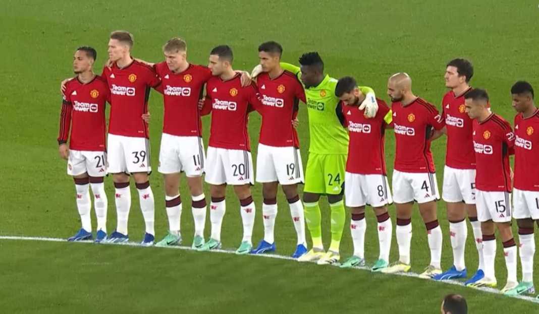 Para pemain Manchester United berpose sebelum pertandingan Prediksi Susunan Pemain Manchester United vs The Magpies, Antara Rotasi dan Kepentingan Hasil