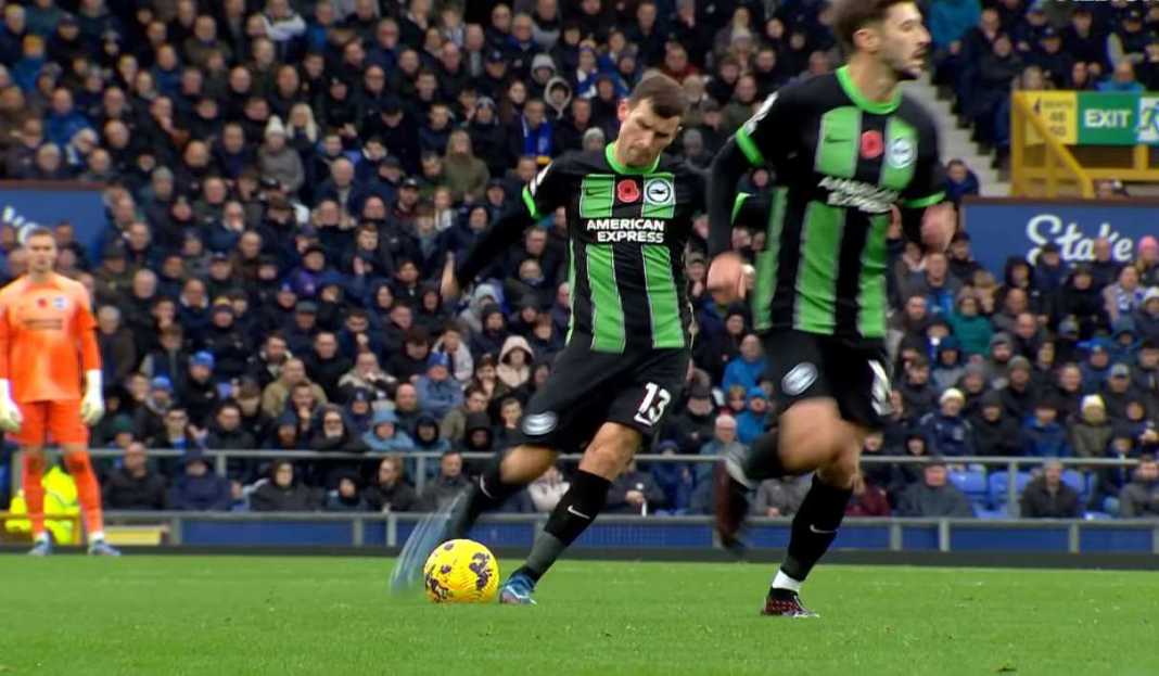Pascal Gross layangkan tembakan bebas Kesempatan Emas Brighton Akhiri Lima Pertandingan Beruntun Tanpa Kemenangan