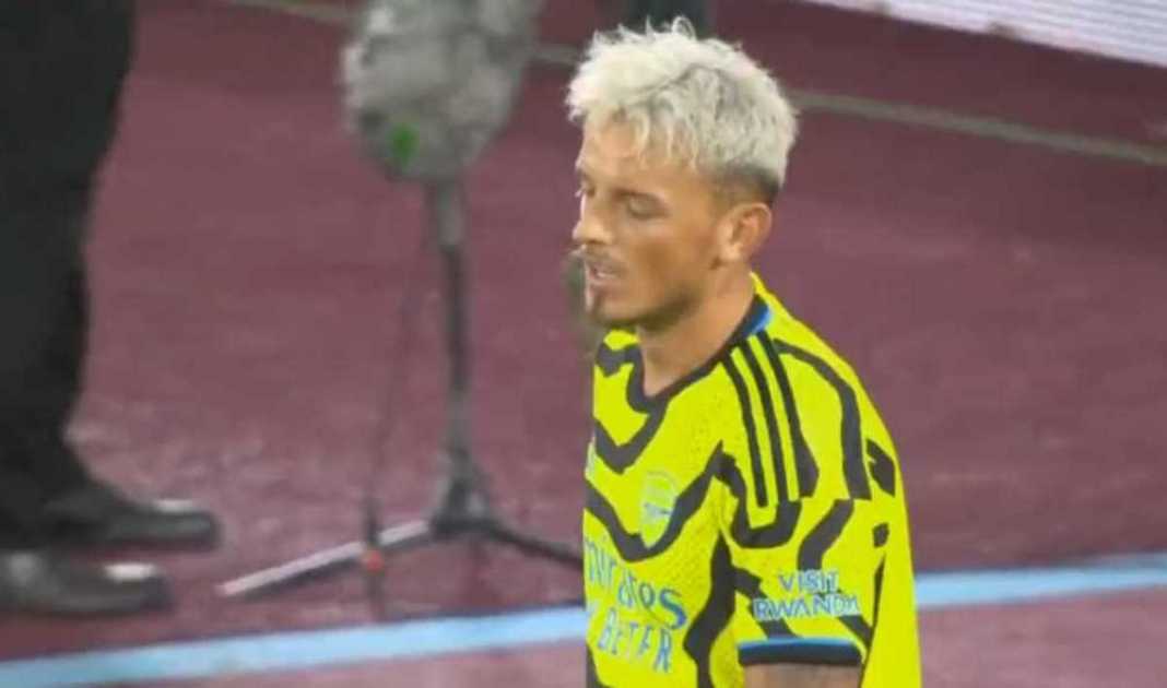 Pemain Arsenal Ben White tampak lemas usai mencetak gol bunuh diri yang indah di laga melawan West Ham United di Piala Liga Inggris Pemain Arsenal Ben White tampak lemas usai mencetak gol bunuh diri yang indah di laga melawan West Ham United di Piala Liga Inggris