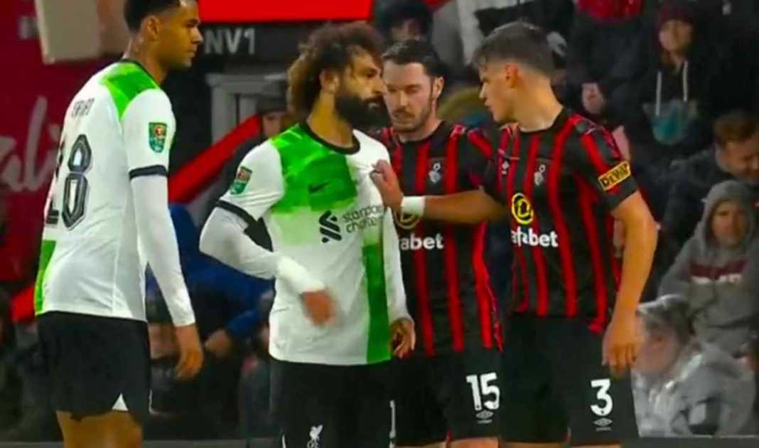 Pemain Bournemouth sibuk mengawasi Mohamed Salah sementara Cody Gakpo tak terjaga saat ia mencetak gol pertama di laga antara Bournemouth vs Liverpool di Piala Liga Inggris Pemain Bournemouth sibuk mengawasi Mohamed Salah sementara Cody Gakpo tak terjaga saat ia mencetak gol pertama di laga antara Bournemouth vs Liverpool di Piala Liga Inggris