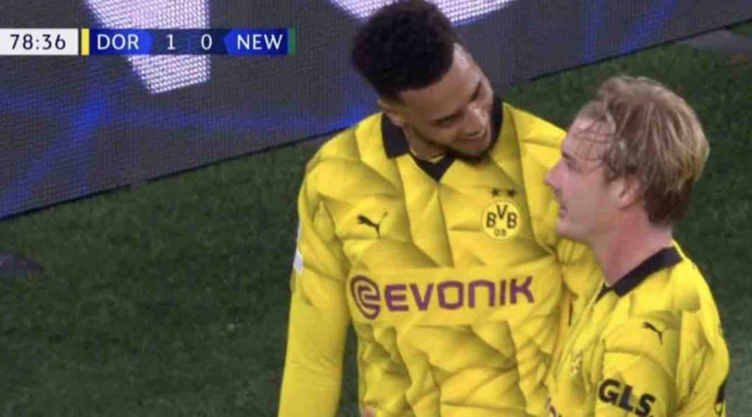 Perayaan gol Julian Brandt ke gawang Newcastle Newcastle Ungguli Les Parisiens, Tapi Dikalahkan Tim Bundesliga!