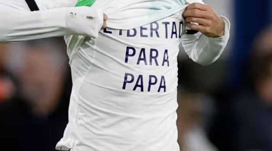 Pesan di balik jersey Luis Diaz usai cetak gol Pesan Menggetarkan Luis Diaz Usai Cetak Gol Bagi Liverpool: Kebebasan Untuk Papa!