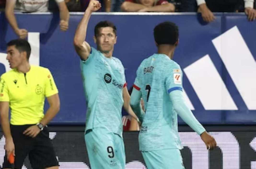 Robert Lewandowski usai mencetak gol untuk Barcelona Robert Lewandowski usai mencetak gol untuk Barcelona