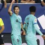 Robert Lewandowski usai mencetak gol untuk Barcelona
