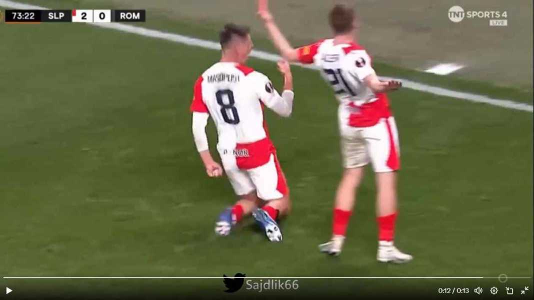 Slavia Prague merayakan gol ke gawang Roma Roma Kalah di Ceko, Belum Bisa Pastikan Kelolosan ke 16 Besar