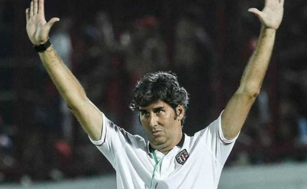 Stefano Cugurra saat memandu Bali United di sebuah laga Stefano Cugurra saat memandu Bali United di sebuah laga