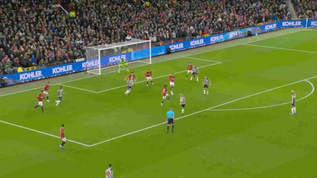 Tendangan Lewis Hall ke gawang Andre Onana menjadi gol kedua Newcastle United 5 Pemain Manchester United Senilai 4,8 Triliun Tugasnya Mengeluh dan Komplain