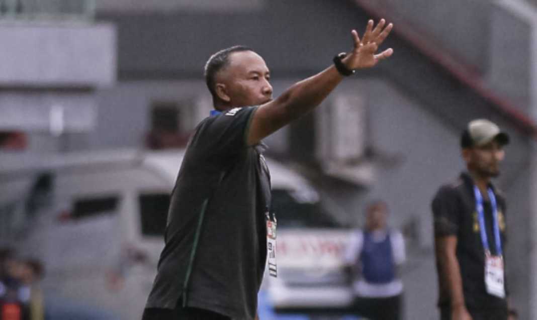 Uston Nawawi dalam sebuah sesi latihan Persebaya Surabaya Uston Nawawi dalam sebuah sesi latihan Persebaya Surabaya