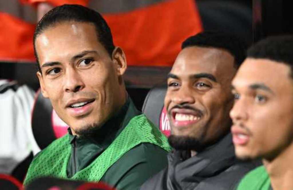 Virgil van Dijk dan Ryan Gravenberch di bench Liverpool