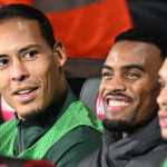 Virgil van Dijk dan Ryan Gravenberch di bench Liverpool