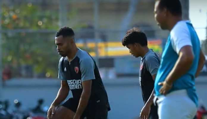 Yakob Sayuri dalam sesi latihan PSM Makassar jelang tandang ke Hougang United