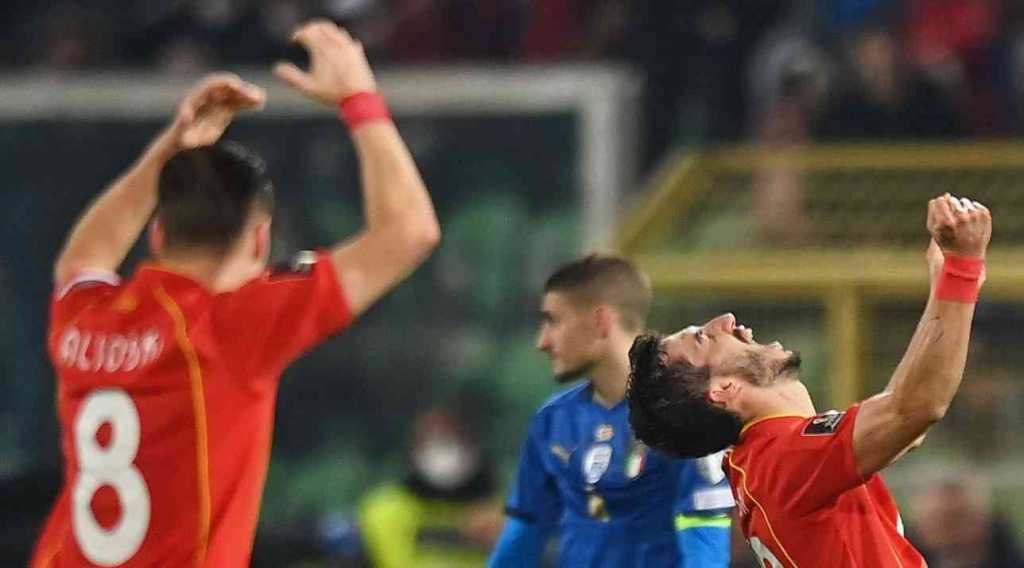 Para pemain Makedonia Utara merayakan kemenangan atas Italia pada laga play-off kualifikasi zona Eropa