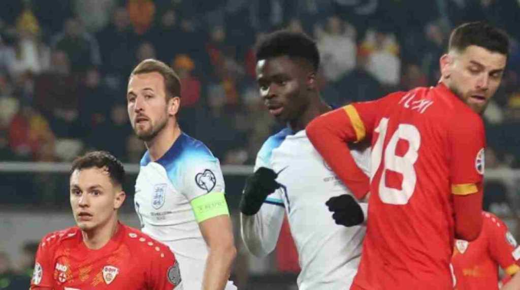 Harry Kane dan Bukayo Saka bereaksi saat pertandingan kontra Makedonia Utara