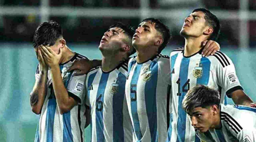 anit23negra Para pemain Argentina menantikan hasil adu penalti di semifinal kontra Jerman