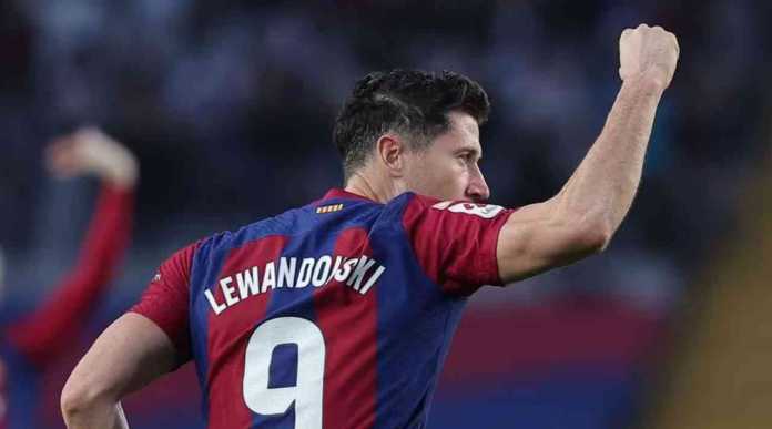 Lewandowski merayakan golnya ke gawang Deportivo Alaves