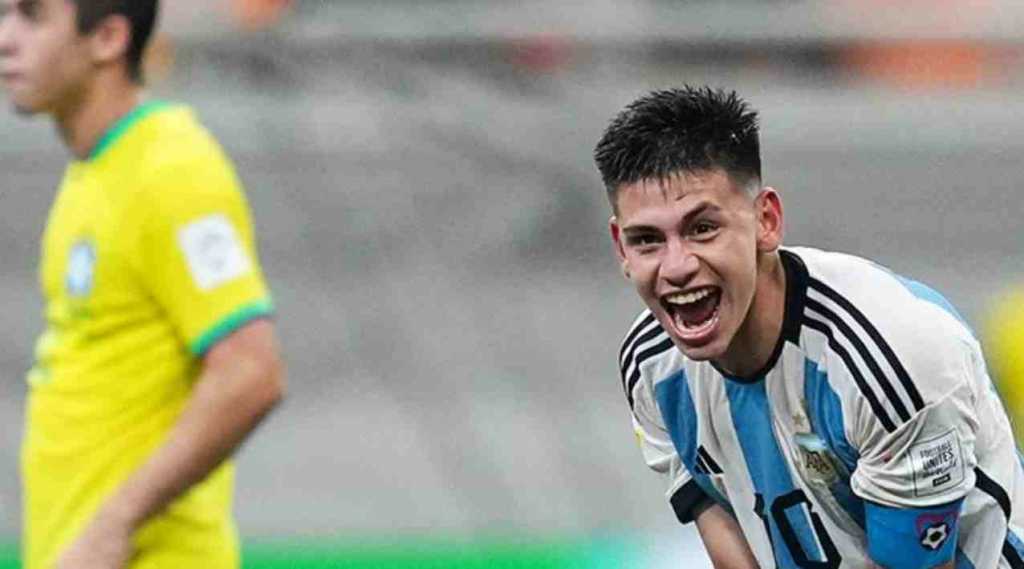 Claudio Echeverri usai mencetak gol ke gawang Brasil