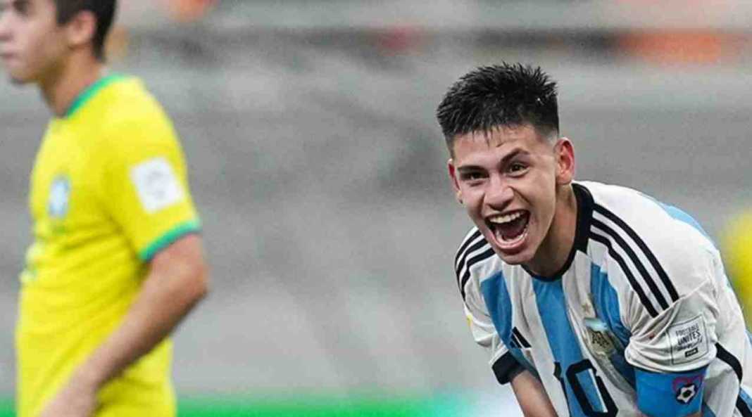 arg17 Claudio Echeverri usai mencetak gol ke gawang Brasil