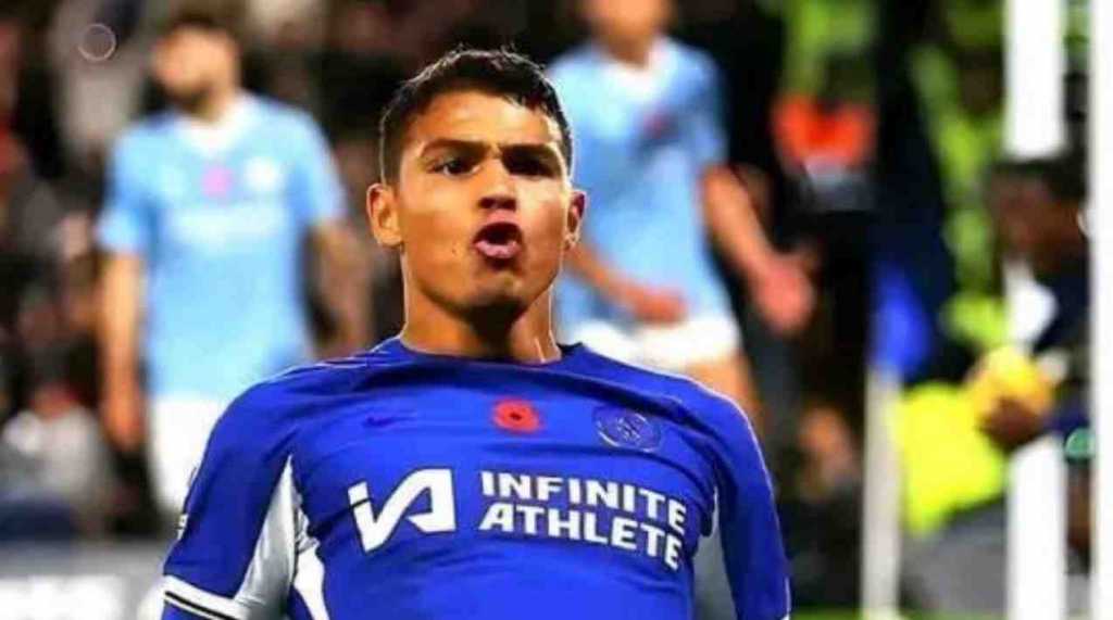 Thiago Silva meluncur di atas lututnya usai mencetak gol ke gawang Man City