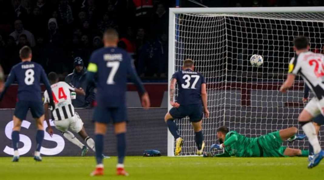 Gol Alexander Isak untuk Newcastle United saat melawan PSG di mathcday kelima fase grup Liga Champions
