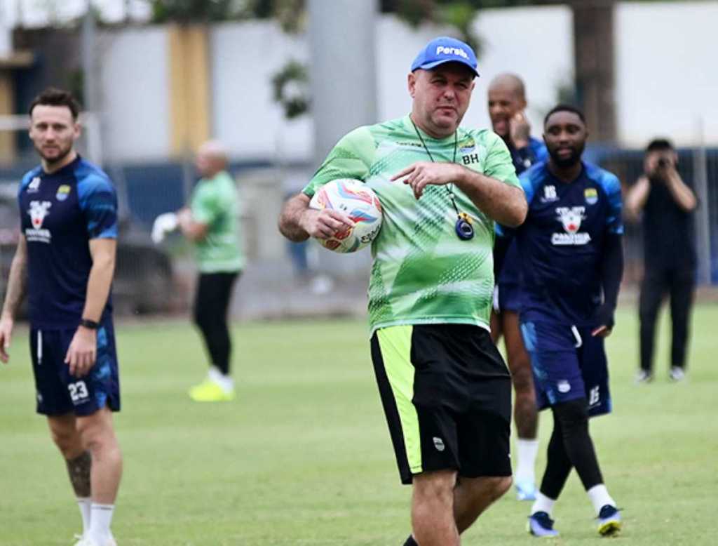 Bojan Hodak dalam Latihan Persib jelang tandang ke Dewa United