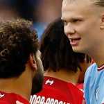 Mo Salah dan Erling Haaland bersalaman dalam sebuah laga Liga Inggris