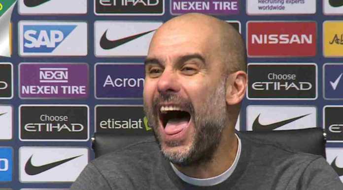 Pep Guardiola tertawa mendengar pertanyaan seorang reporter dalam jumpa pers