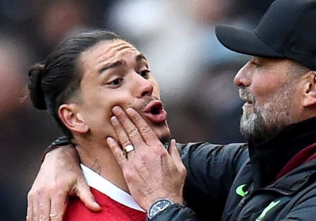 Darwin Nunez saat ditenangkan Jurgen Klopp usai laga Man City vs Liverpool