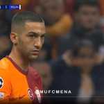 Hakim Ziyech bersiap mengambil tendangan bebas yang menjadi gol kedua Galatasaray