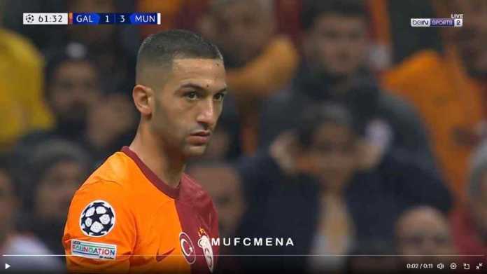 Hakim Ziyech bersiap mengambil tendangan bebas yang menjadi gol kedua Galatasaray