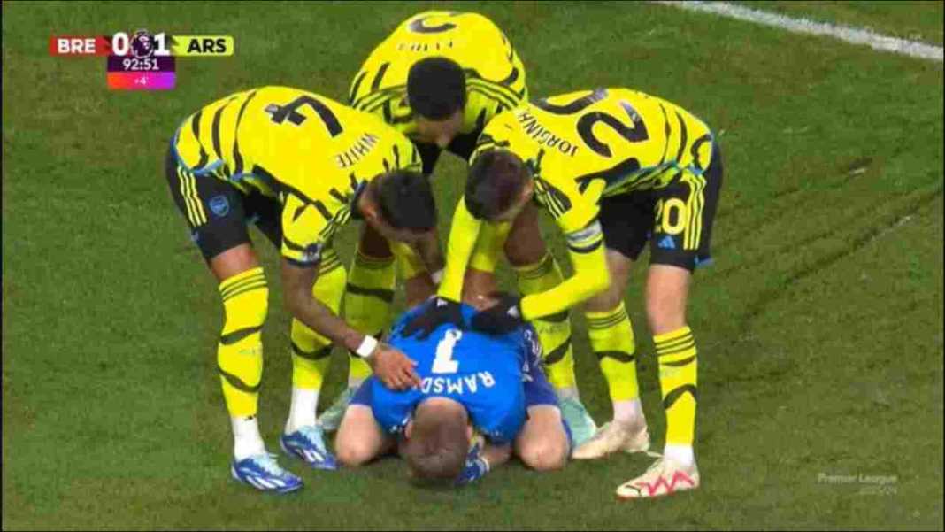 eladsmaron1 Aaron Ramsdale diberi selamat oleh rekan-rekan Arsenal usai gawang bersih di Brentford