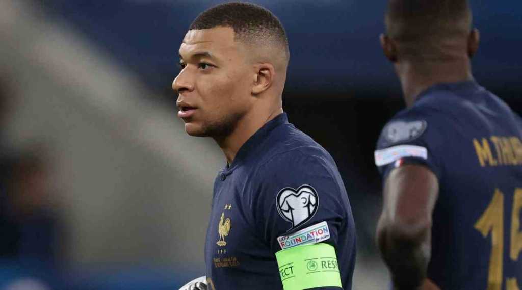 Kylian Mbappe mengambil bola setelah mencetak hattrick kontra Gibraltar