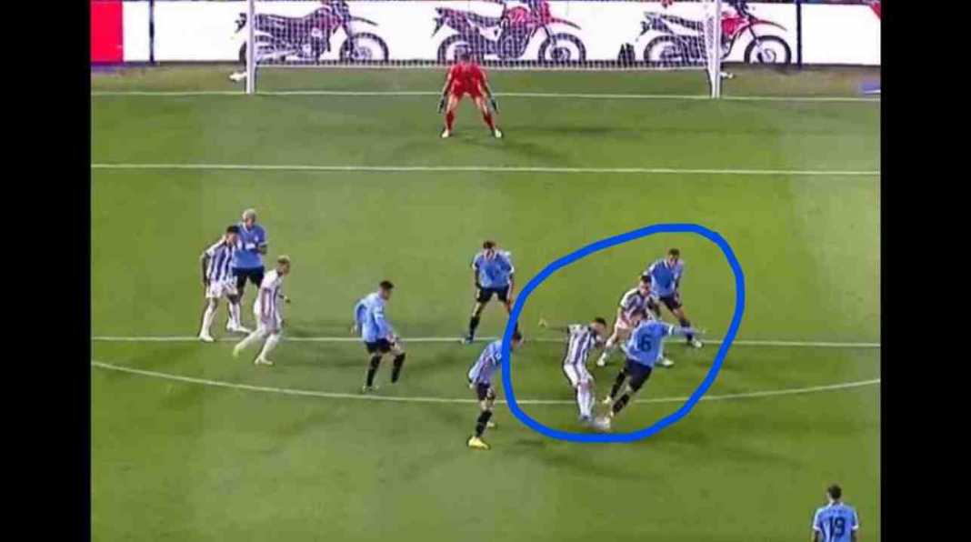 etraguissemyauguru Momen ketika gocekan Messi dihentikan Manuel Ugarte