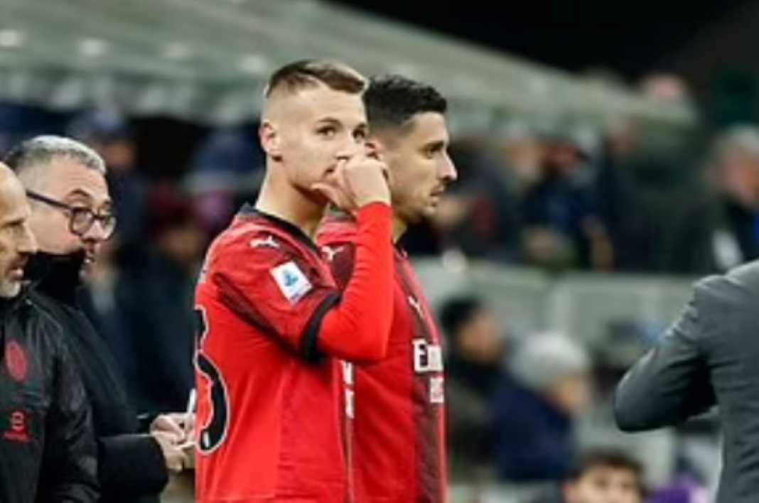 frccmd Francesco Camarda saat akan masuk lapangan di laga Milan vs Fiorentina